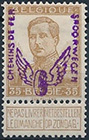 915.21-F  Крыло слева занижено; надпись волнистая.